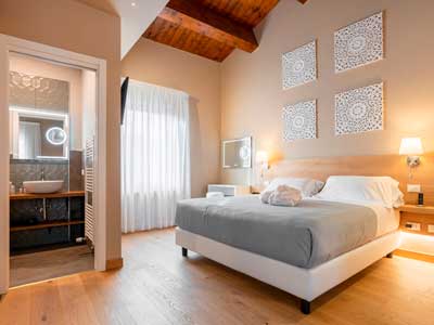 7 diverse camere con climatizzazione indipendente, Wi-Fi gratuito e TV LCD con Mediaset Premium